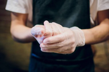 Şef kesme tavuk fileto gemide. Erkek Şef kesme tavuk eti tahta kesme ellerde. İş yerinde, Şef mutfak.