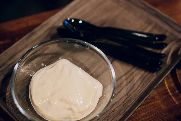 Bowl of cream on wood background — Stock Photo, Image
