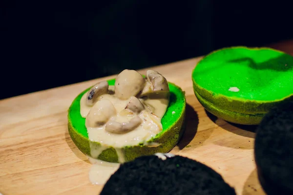 Открытый сэндвич, сэндвич с гамбургером, грибы — стоковое фото