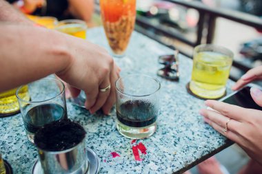 Soğuk kahve fincan bir yay ile buz ve kahve filtre marker ahşap tablo.