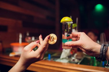 Beyaz arka plan üzerinde izole altın bitcoin para. Kripto para birimi