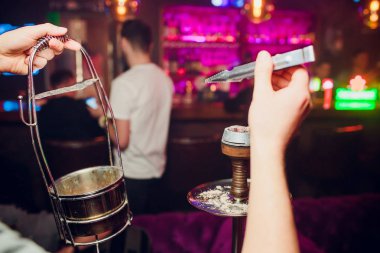 aka nargile veya charcoals üstüne yerleştirerek bir restoranda nargile shisha hazırlanıyor. bir çok Orta Doğu özel.