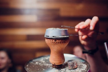 aka nargile veya charcoals üstüne yerleştirerek bir restoranda nargile shisha hazırlanıyor. bir çok Orta Doğu özel.