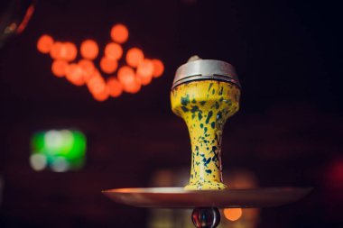 aka nargile veya charcoals üstüne yerleştirerek bir restoranda nargile shisha hazırlanıyor. bir çok Orta Doğu özel.