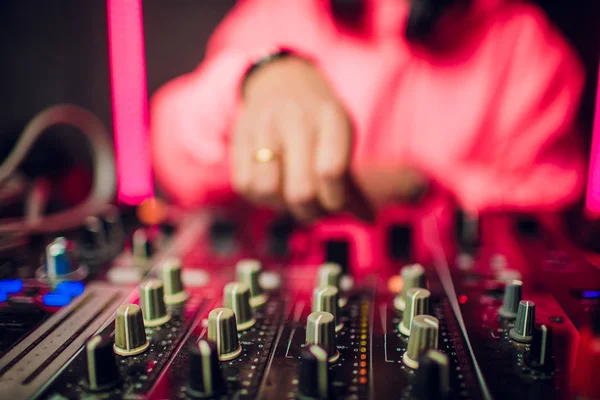 Dj mezcla en discoteca en la fiesta . — Foto de Stock