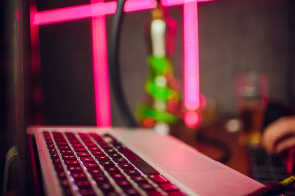 Dj tocando la pista en el club nocturno en una fiesta. En el espectáculo de luz láser de fondo — Foto de Stock