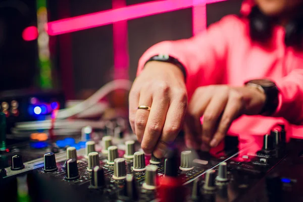 Dj mezcla en discoteca en la fiesta . — Foto de Stock