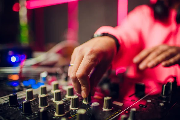 Dj mezcla en discoteca en la fiesta . — Foto de Stock