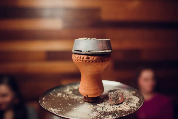 Voorbereiding van de shisha, aka nargile of waterpijp in een restaurant door de kooltjes op bovenkant te plaatsen. een heel Midden-Oosten aangepaste. — Stockfoto