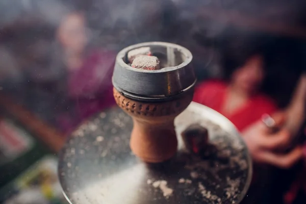 Příprava shisha, aka nargile nebo vodní dýmka v restauraci umístěním uhly na vrcholu. velmi Blízkého východu vlastní. — Stock fotografie