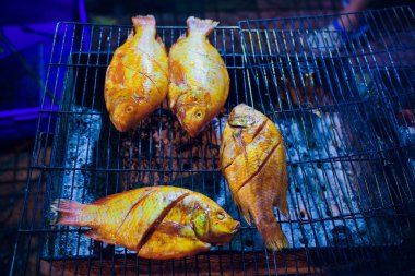 Izgara balık kömür ızgarada kullanılan bir popüler gıda Tayland akşam pazarında.