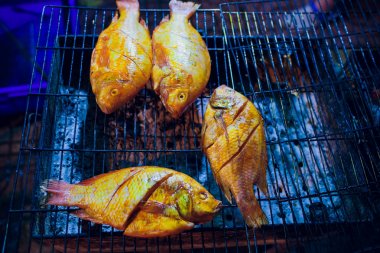 Izgara balık kömür ızgarada kullanılır akşam piyasada Vietnam'da popüler bir gıda