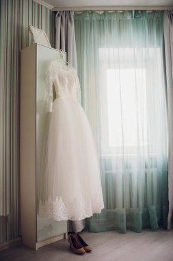 Düğün elbise dolabı üzerinde asılı