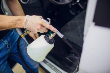 Yakışıklı adam araba sıcak buhar erkek ile Temizleme