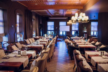 Boş gözlük restoranda ayarlayın. İç tavan parçası