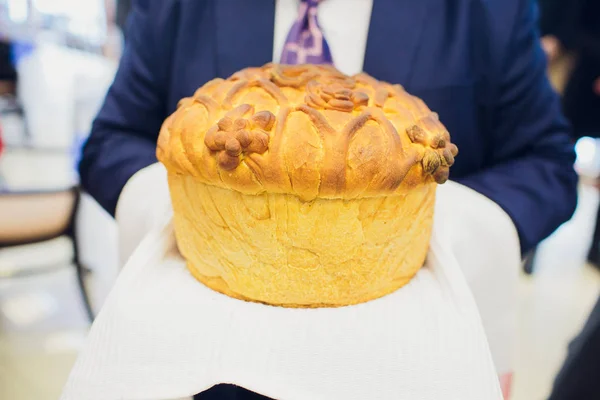 Οι Σφακιανοί korovai - ψωμί, πιο συχνά χρησιμοποιούνται σε γάμους, όπου έχει μεγάλη συμβολική σημασία. Γάμος καρβέλι. — Φωτογραφία Αρχείου