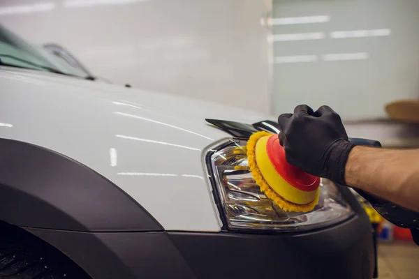 Auto Monteur Afslijping Polijsten Van Auto Koplamp Auto Detaillering Man — Stockfoto