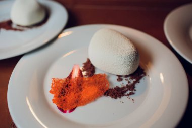 Çikolata mus kek pralin, pralin vanilya köpük elma confit ve çikolata kadife ile