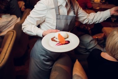 Garsonlar et yemeği bir düğün gıda ile tabak taşıma