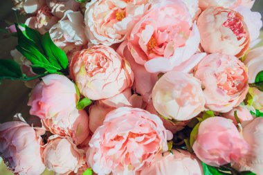 Ahşap arka plan üstünde belgili tanımlık kutu gül