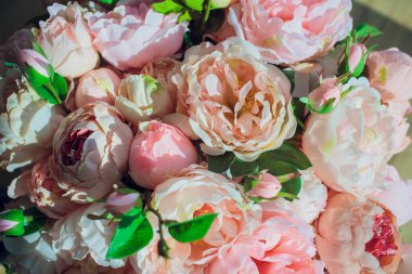 Ahşap arka plan üstünde belgili tanımlık kutu gül