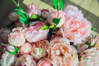 Ahşap arka plan üstünde belgili tanımlık kutu gül