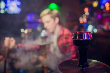 Forseps ile kömür nargile tutan barmen