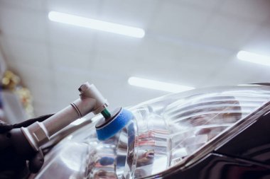 Araba Perdah holding balmumu işçisi eller Lehçe ve Lehçe araba ayrıntılı veya valeting kavramı