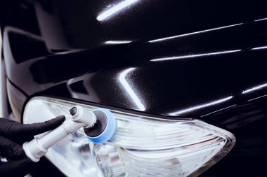 Araba Perdah holding balmumu işçisi eller Lehçe ve Lehçe araba ayrıntılı veya valeting kavramı