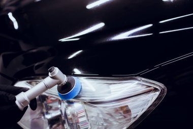 Araba Perdah holding balmumu işçisi eller Lehçe ve Lehçe araba ayrıntılı veya valeting kavramı