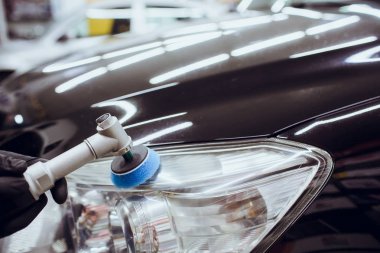 Araba Perdah holding balmumu işçisi eller Lehçe ve Lehçe araba ayrıntılı veya valeting kavramı