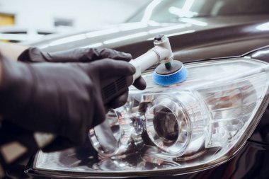 Araba Perdah holding balmumu işçisi eller Lehçe ve Lehçe araba ayrıntılı veya valeting kavramı