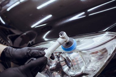 Araba Perdah holding balmumu işçisi eller Lehçe ve Lehçe araba ayrıntılı veya valeting kavramı