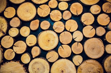 Ahşap arka plan kahverengi yığın birlikte kesilir.