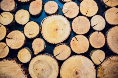 Ahşap arka plan kahverengi yığın birlikte kesilir.