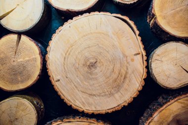 Ahşap arka plan kahverengi yığın birlikte kesilir.