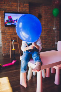 Küçük kız şeffaf bir balon ile gördüm.