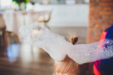 çocuğun kafasına sabun kabarcıkları