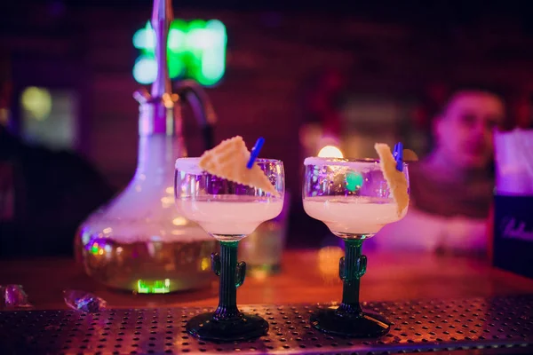 Cocktail branco isolado faz o barman da mão — Fotografia de Stock