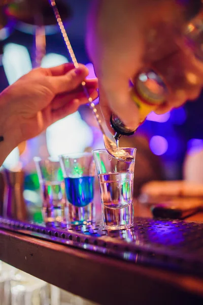 Barman derramando copos de espírito duro em detalhes — Fotografia de Stock