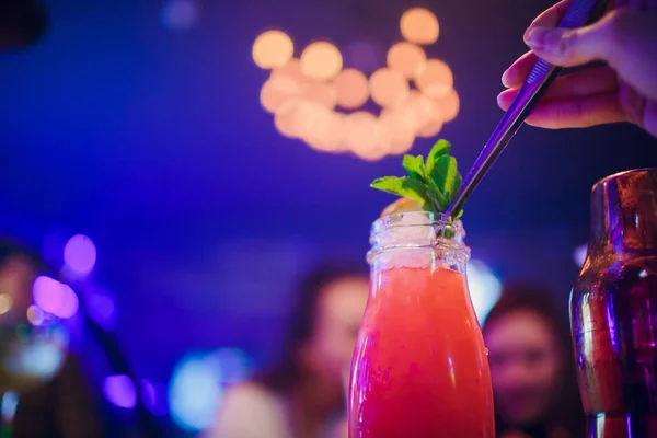 Óculos coquetéis cor de álcool no fundo do bar — Fotografia de Stock