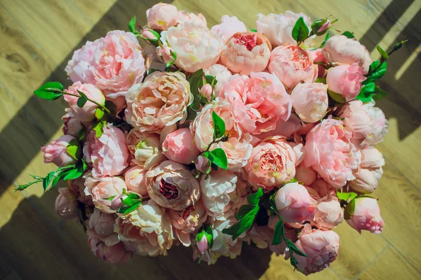 Rosas na caixa em fundo de madeira — Fotografia de Stock