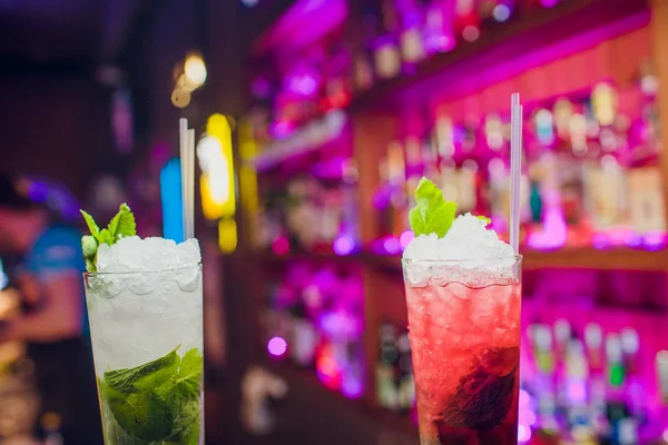 Окуляри алкогольного кольору коктейлів на барному фоні — стокове фото