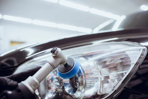 Araba Perdah holding balmumu işçisi eller Lehçe ve Lehçe araba ayrıntılı veya valeting kavramı