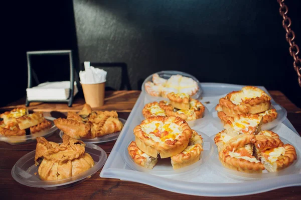 Mesa completa surtido dulces y postres de confitería — Foto de Stock