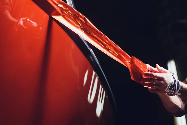 Araba kaydırma uzman vinil folyo ya da film araba koyarak. meşale ile koruyucu film kesme. kaydırma yat, tekne, gemi, Araba, mobil ev. portakal film