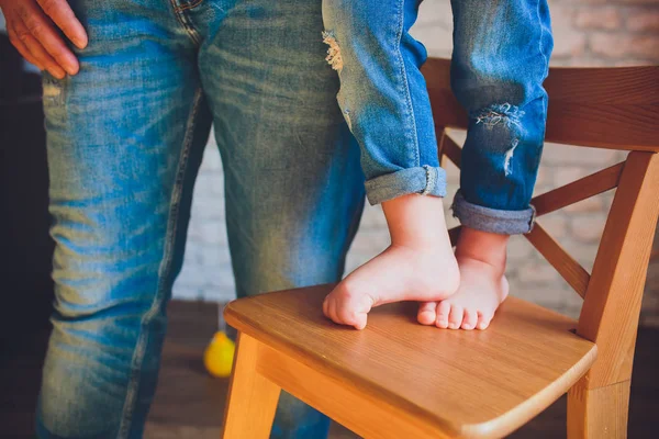 Adulti genitori mani che tengono piccoli piedi bambino — Foto Stock