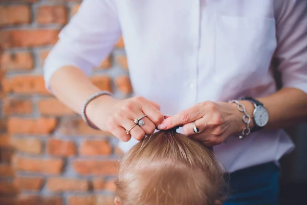 Mãos mãe trança tranças filha — Fotografia de Stock