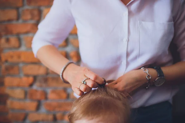 Manos mamá trenza coletas hija —  Fotos de Stock