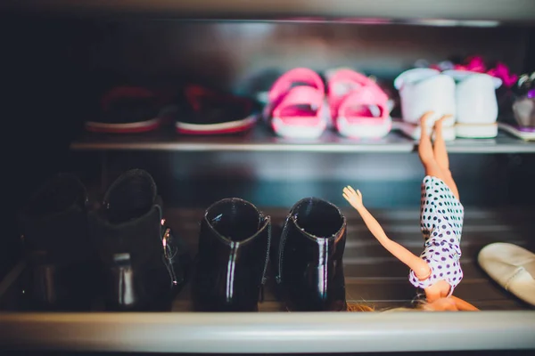 Bambola per bambini si trova tra le scarpe — Foto Stock